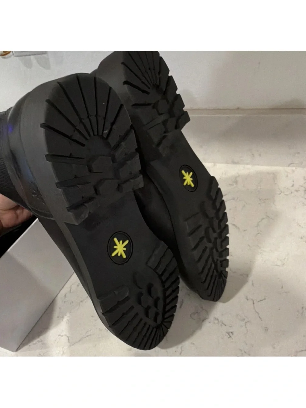 Ross & Snow sleek black